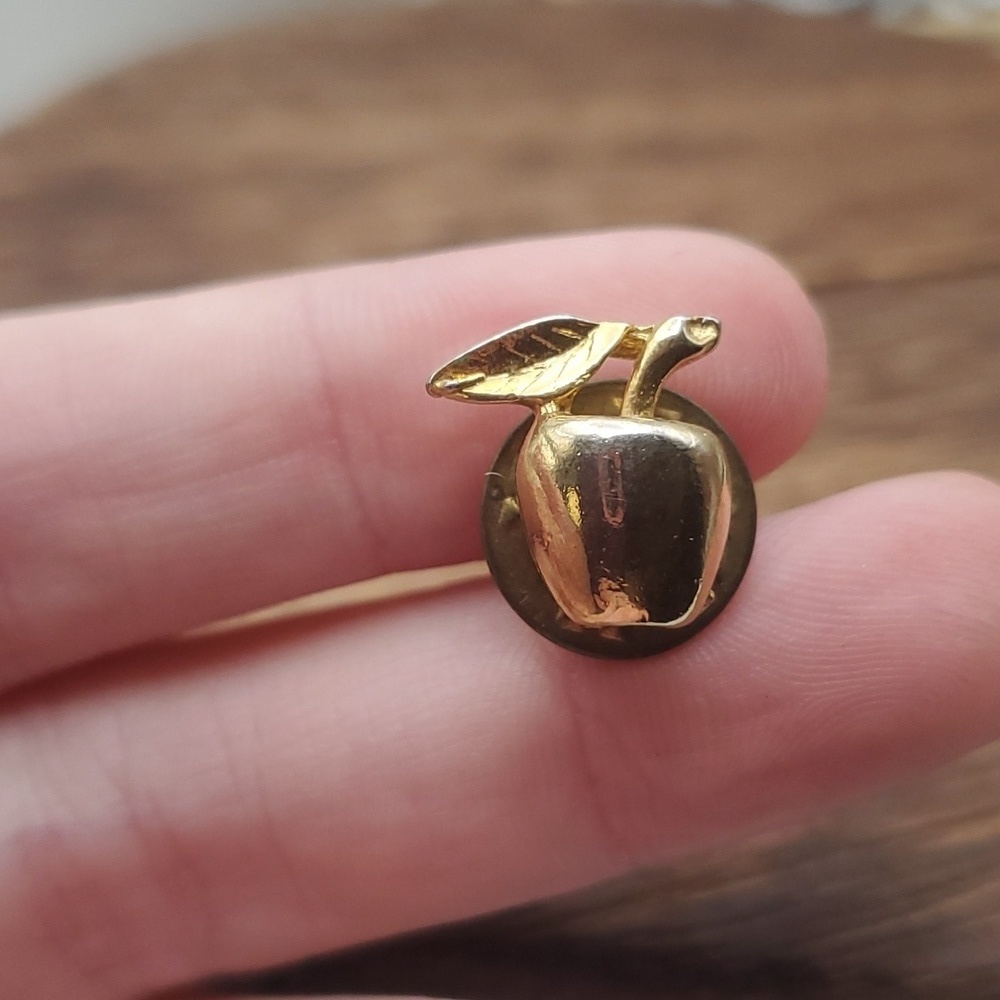 Golden tone apple snow white pin‎ B416